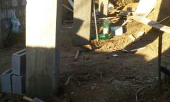 Imagem 2: Terreno com metade da fundação feita, perfeito para kitnet ou casa