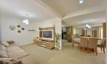 Imagem: Sobrado (não geminado) ensolarado, com