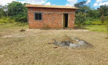 Imagem 2: Vendo um terreno com uma bandeira de casa