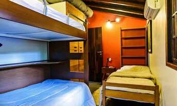 Imagem 3: Casa Térrea a 40m da praia de Camburi. Com 5 suítes e piscina. Locação por temporada somen