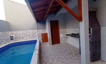 Imagem 4: Casa com piscina e churrasqueira