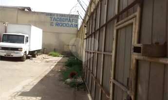 Imagem 5: Terreno plano, murado, de frente [VP