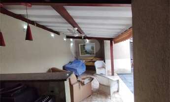 Imagem 4: Casa de frente com três andares[VP