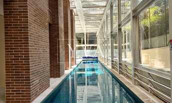 Imagem 7: Apartamento em prédio sofisticado com 254 m² e mobiliado com 4 suítes à venda/locação no b