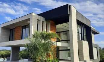 Imagem 2: Viva o Luxo e Conforto em 452m² de Puro Requinte: 4 Suítes e Área de Lazer Completa