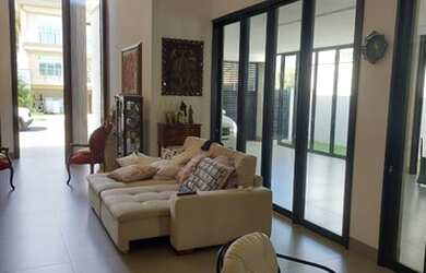 Imagem 2: Casa de condomínio térrea para venda tem 305 metros quadrados com 4 quartos