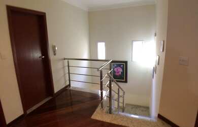 Imagem 4: Casa de condomínio com 225 m², 4 quartos, sala com 3 ambientes, lareira, varanda com churr