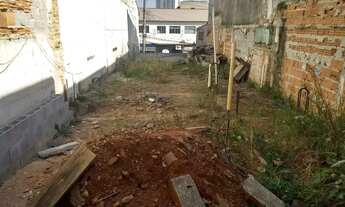 Imagem: Terreno com 125m² e início de construção