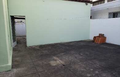 Imagem 6: Vendo Bela Casa de Esquina no Bairro do Centro com 03 Quartos e 04 Vagas