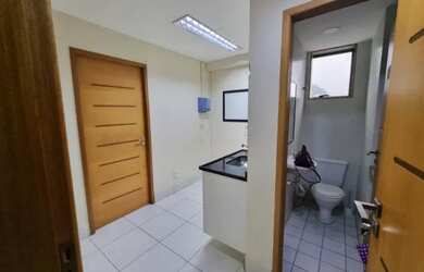 Imagem 3: Sala comercial vazia armários , ar Split, cozinha e banheiro privativos