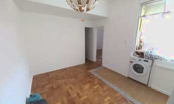 Imagem 2: Apartamento com vista indevassável e vista lateral parcial para o mar, composto por sala c