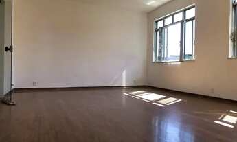 Imagem 2: Apartamento com três quartos sendo um suíte com vaga. Condomínio fechado com churrasqueira