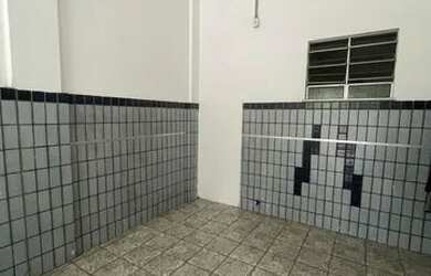 Imagem 2: Casa em frente à praça camerindo