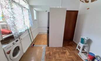 Imagem 5: Apartamento com vista indevassável e vista lateral parcial para o mar, composto por sala c