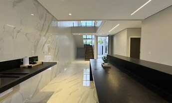 Imagem 2: Sobrado 4 suítes, frente à praça