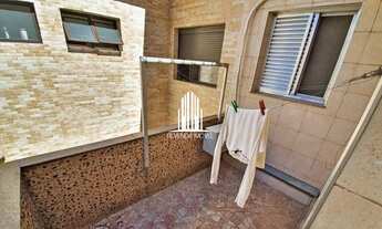 Imagem 3: Casa em frente a um dos vértices da Praça Louveira. Local aconchegante com: playground, pa