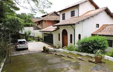 Imagem 2: Forest Hills - Casa Colonial americana, 4 suítes e piscina!