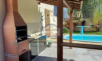 Imagem 5: Casa com amplo jardim e piscina em bairro residencial