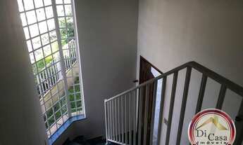 Imagem 2: Casa com 3 dormitórios, suíte, sala com varanda e lareira, 1 vaga vista para a Pedra Grand