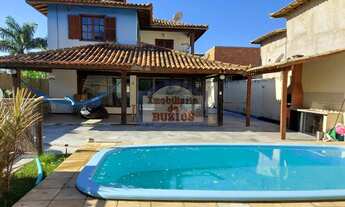 Imagem 3: Casa com amplo jardim e piscina em bairro residencial