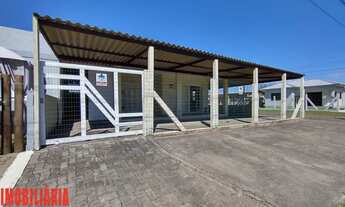 Imagem 2: Ótima casa geminada de esquina a poucos metros do mar ! REF: M 1012