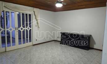 Imagem 4: A Unisol Imóveis aluga casa com três dormitórios sendo uma suíte e garagem para quatro car