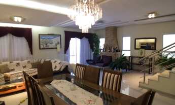 Imagem 2: Casa de condomínio com 225 m², 4 quartos, sala com 3 ambientes, lareira, varanda com churr