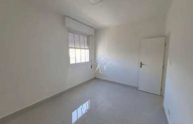 Imagem 7: Apartamento amplo com 2 dormitórios, reformado, vaga de garagem demarcada na cidade de San