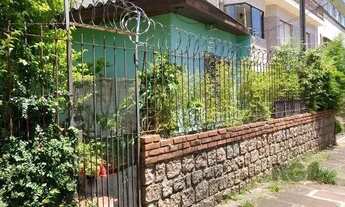 Imagem: Casa de madeira com 2 dormitórios no bairro