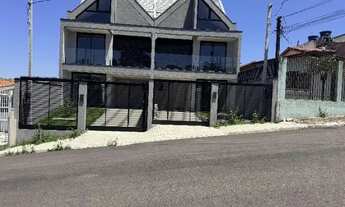 Imagem: Sobrado novo, Bairro Guabirotuba, com uma