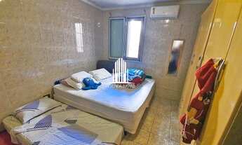 Imagem 2: Casa em frente a um dos vértices da Praça Louveira. Local aconchegante com: playground, pa