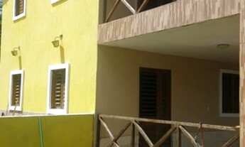 Imagem: Casa em rua asfaltada com piscina