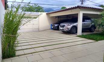 Imagem 4: Chácara (660 m²) com 2 Casas Modernas e Área Verde no Rio da Prata