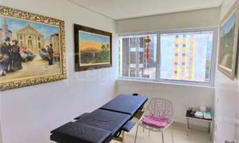 Imagem 6: Sala dividida em 6 consultórios, piso de porcelanato