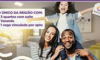 Imagem: Casa verde e amarela com piscina e varanda