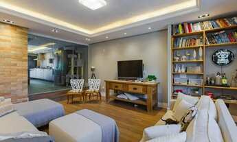 Imagem 7: Casa com 3 Suítes, Piscina e Lazer Completo em Rua Calma