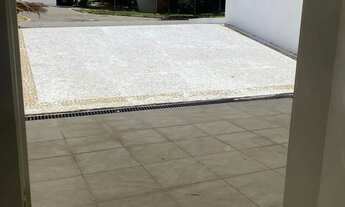 Imagem 5: Residência Exclusiva com Luxuoso Jardim e Ampla Área de Entretenimento no Condomínio Ibiti