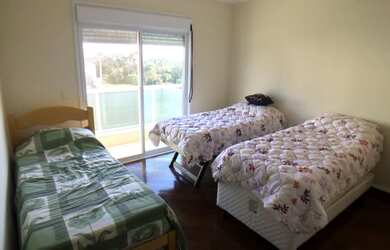 Imagem 7: Casa de condomínio com 225 m², 4 quartos, sala com 3 ambientes, lareira, varanda com churr