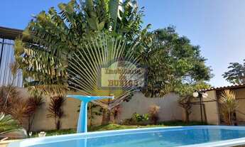 Imagem 4: Casa com amplo jardim e piscina em bairro residencial