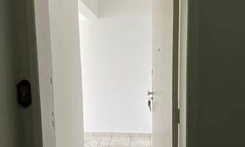 Imagem 4: Apto amplo, sala com sacada, dormitório com ar-condicionado, armário e escrivaninha, bwc c