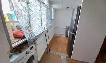 Imagem 6: Apartamento com vista indevassável e vista lateral parcial para o mar, composto por sala c