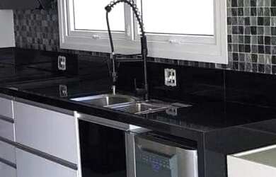 Imagem 3: Casa de condomínio para venda tem 450 metros quadrados com 4 quartos