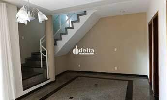 Imagem 3: Casa residencial com 5 quartos sendo 2 suítes disponível para locação e venda no bairro Al