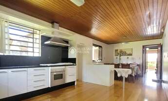 Imagem: Casa de 02 andares, com 03 quartos sendo