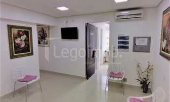 Imagem 2: Sala dividida em 6 consultórios, piso de porcelanato