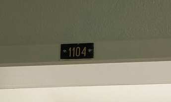 Imagem 3: Apto amplo, sala com sacada, dormitório com ar-condicionado, armário e escrivaninha, bwc c