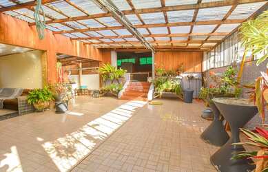 Imagem 3: Casa para venda tem 1063 metros quadrados com 7 quartos em Água Verde - Curitiba - PR