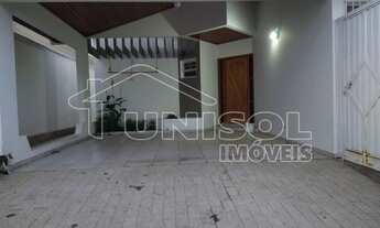 Imagem 2: A Unisol Imóveis aluga casa com três dormitórios sendo uma suíte e garagem para quatro car