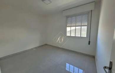 Imagem 3: Apartamento amplo com 2 dormitórios, reformado, vaga de garagem demarcada na cidade de San