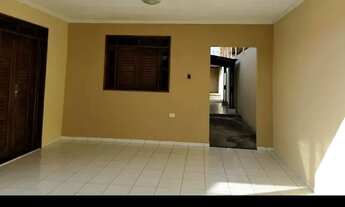 Imagem 2: Alugo casa bem localizada entre o Shopping e HE. Próx a academia. Rua asfaltada